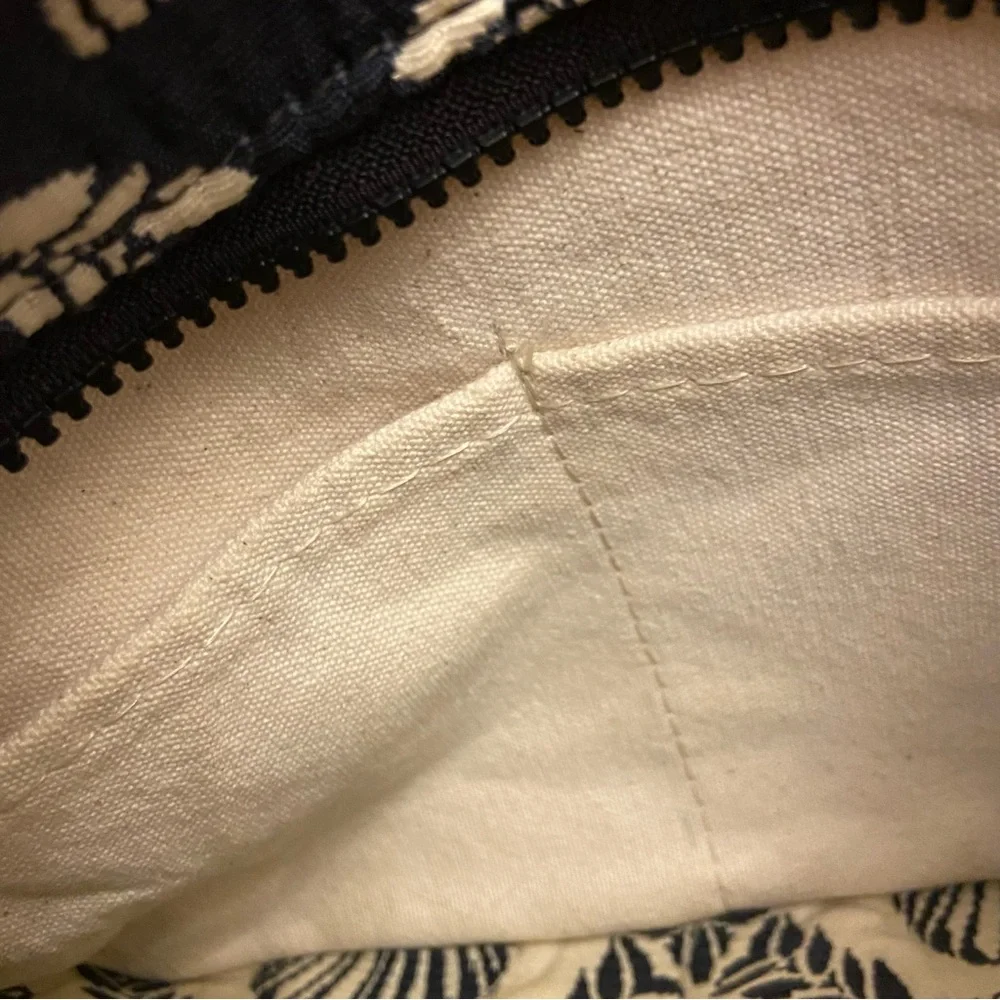 Bonnie Crossbody Nautical Sea Shell Print Blue and White Bag. - Picture 5 of 5